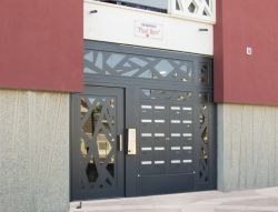 ENSEMBLE PORTE D'ENTRÉE ET BOITES AUX LETTRES